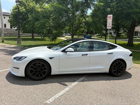 Used 2023 Tesla Model S Standard Range image 2