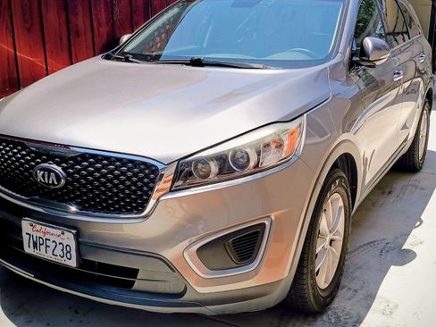 Used 2017 Kia Sorento LX w/ LX Convenience Package image 12