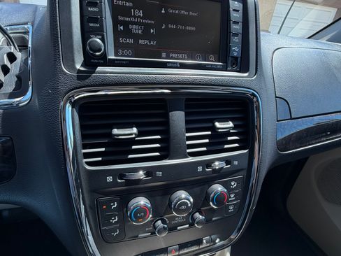 Used 2014 Dodge Grand Caravan SXT w/ Rear Park Assist Package FWD image 19
