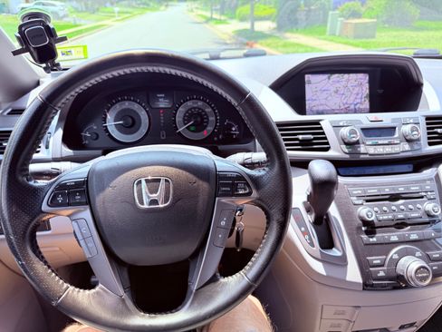 Used 2011 Honda Odyssey Touring Elite image 18