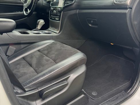 Used 2019 Jeep Grand Cherokee Altitude AWD/4WD image 16