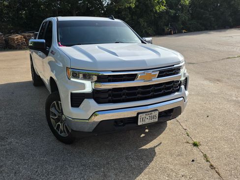Used 2024 Chevrolet Silverado 1500 LT AWD/4WD image 2