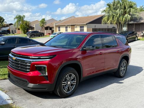 Used 2024 Chevrolet Traverse LT w/ Enhanced Driving Package FWD image 4