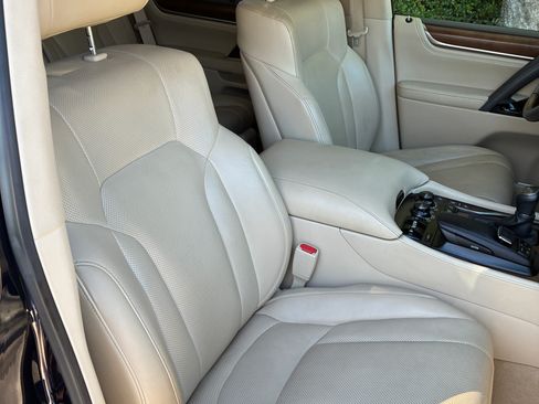 Used 2020 Lexus LX 570 4WD w/ Luxury Package image 17