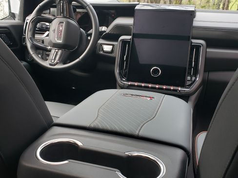 Used 2025 GMC Yukon XL AT4 w/ AT4 Premium Plus Package image 8