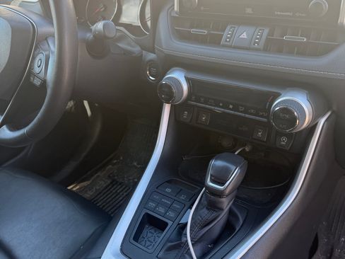 Used 2020 Toyota RAV4 XLE Premium image 5