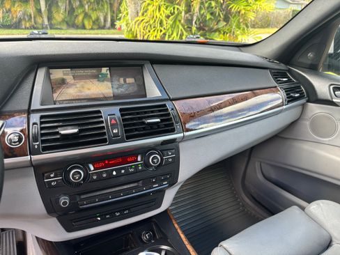 Used 2009 BMW X5 xDrive48i image 10