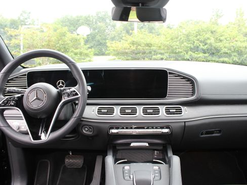 Used 2025 Mercedes-Benz GLS 450 4MATIC image 10
