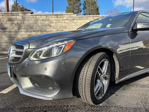 Used 2016 Mercedes-Benz E 400 4MATIC Sedan image 4
