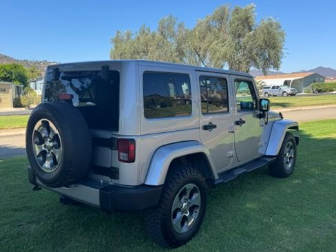 Used 2018 Jeep Wrangler Unlimited Sahara w/ Connectivity Group AWD/4WD image 5