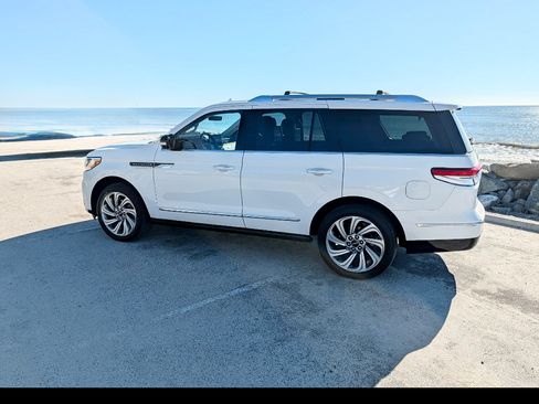 Used 2022 Lincoln Navigator Reserve image 4
