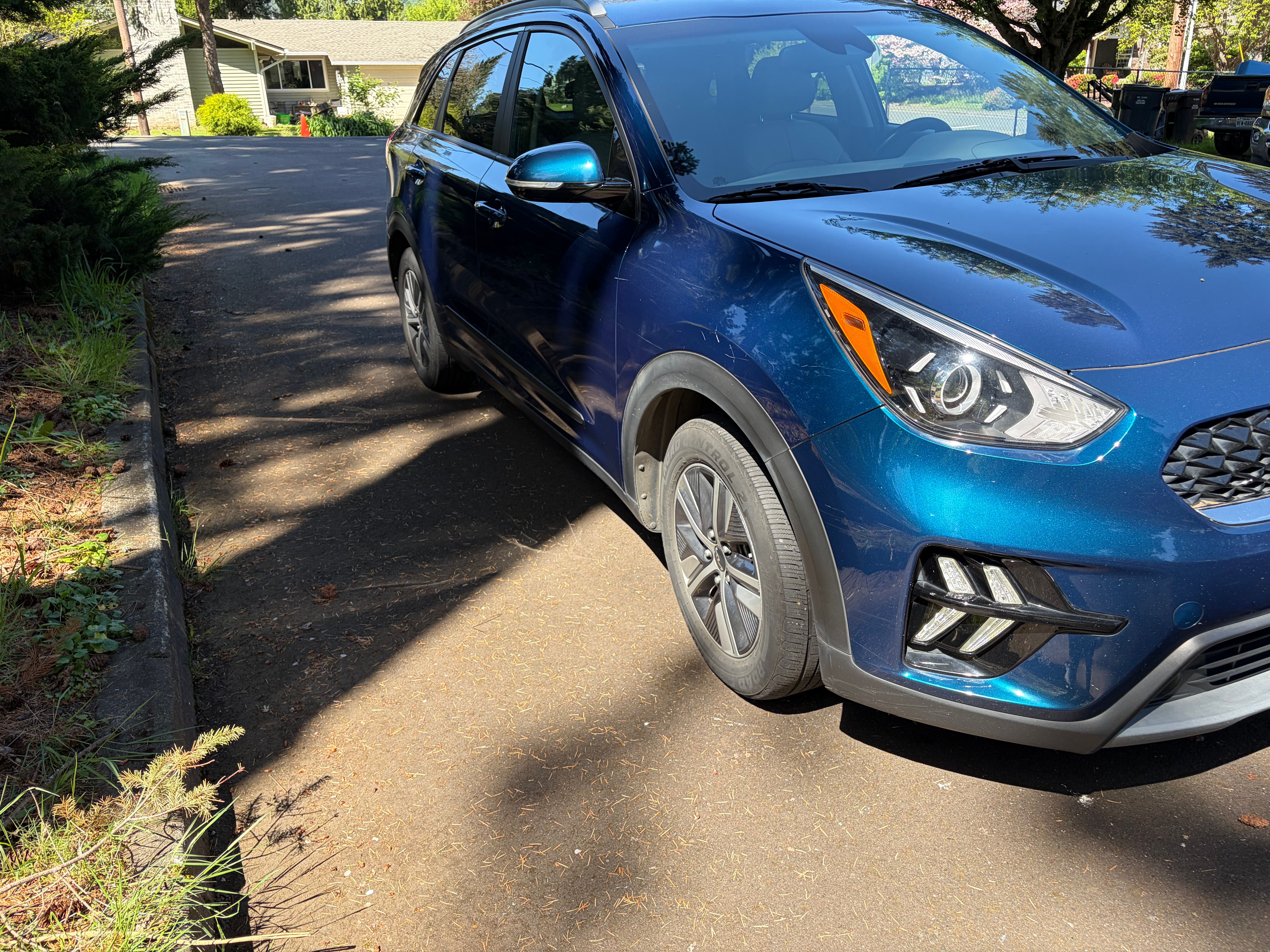 Used 2022 Kia Niro EX FWD image 2