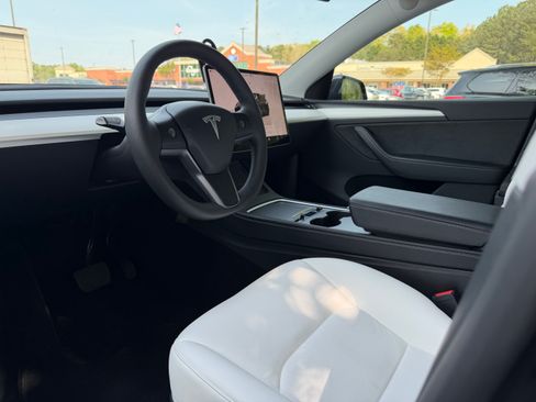 Used 2024 Tesla Model Y Long Range RWD image 2