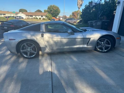 Used 2006 Chevrolet Corvette Coupe w/ Preferred Equipment Group RWD image 11