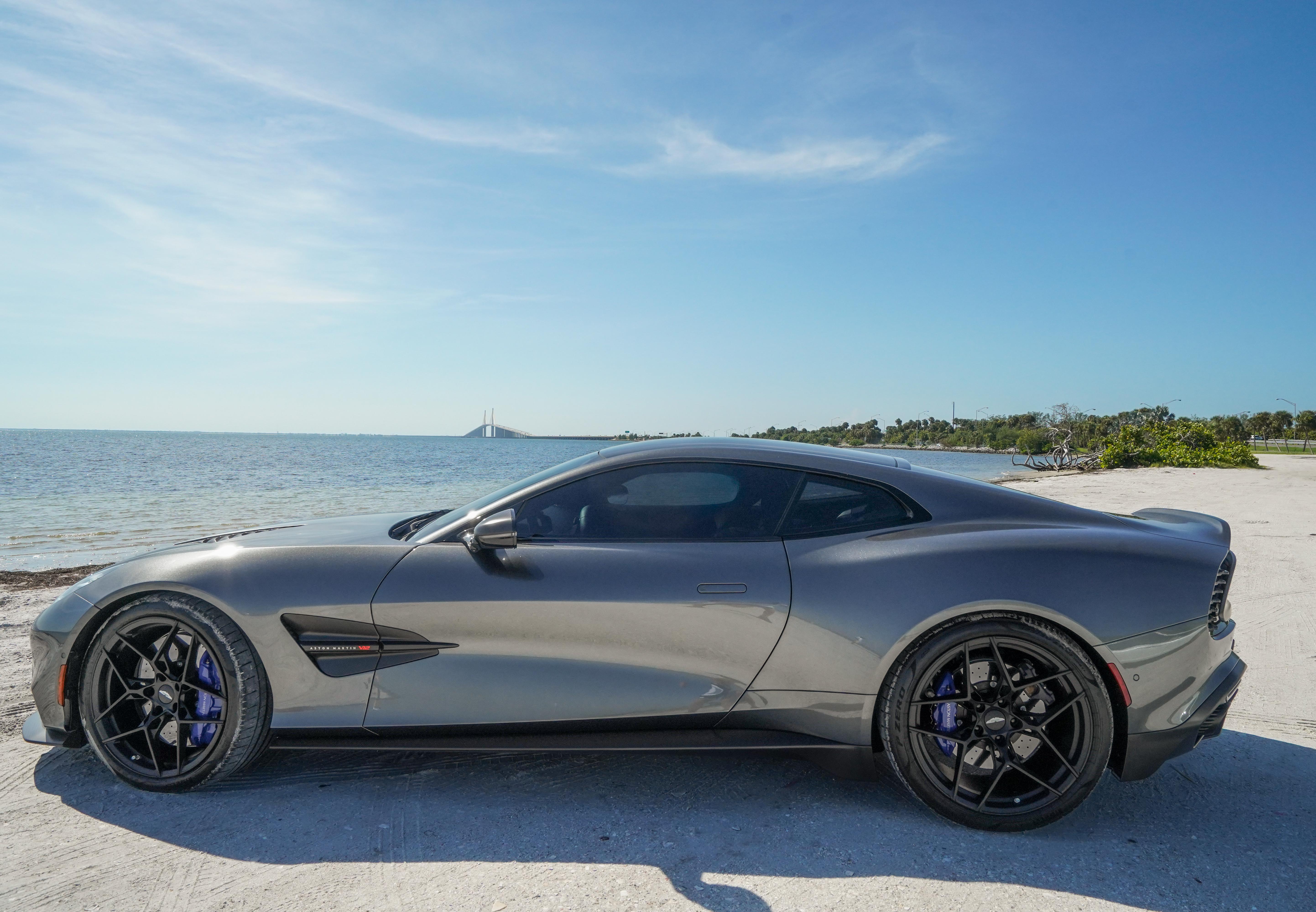Used 2025 Aston Martin Vanquish RWD image 4
