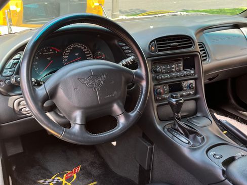 Used 2004 Chevrolet Corvette Coupe w/ Preferred Equipment Group RWD image 8