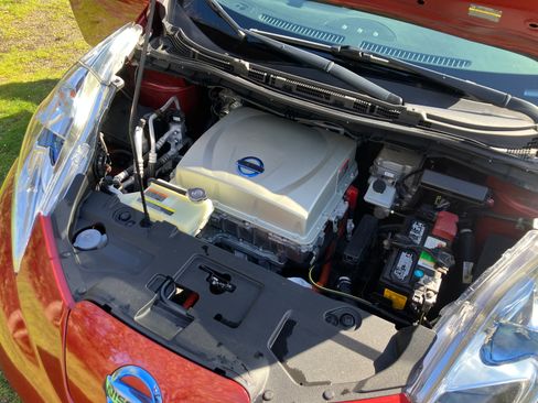 Used 2015 Nissan Leaf SV w/ LED & Quick Charge Package image 12