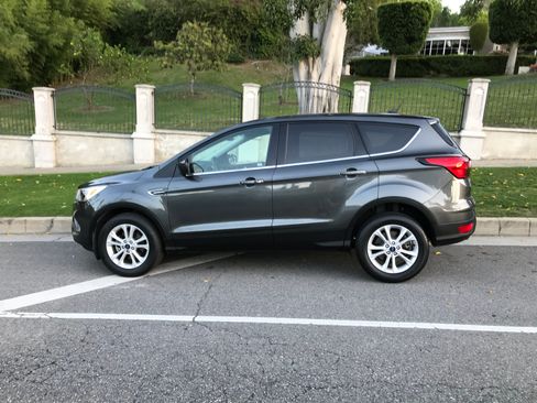 Used 2019 Ford Escape SE image 2