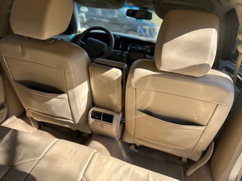 Used 2011 Lincoln Town Car Signature Limited image 14