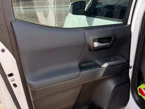 Used 2017 Toyota Tacoma TRD Sport image 26