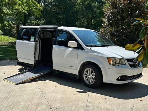Used 2019 Dodge Grand Caravan SXT FWD image 1