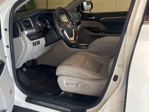 Used 2017 Toyota Highlander Limited Platinum image 12