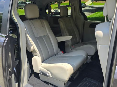 Used 2015 Chrysler Town & Country Limited Platinum image 20