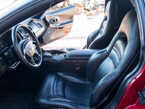 Used 2000 Chevrolet Corvette Coupe w/ Memory Pkg RWD image 17