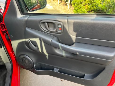 Used 2001 Chevrolet S10 Pickup 2WD Extended Cab image 17