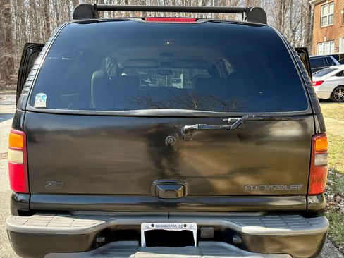 Used 2003 Chevrolet Suburban Z71 image 2