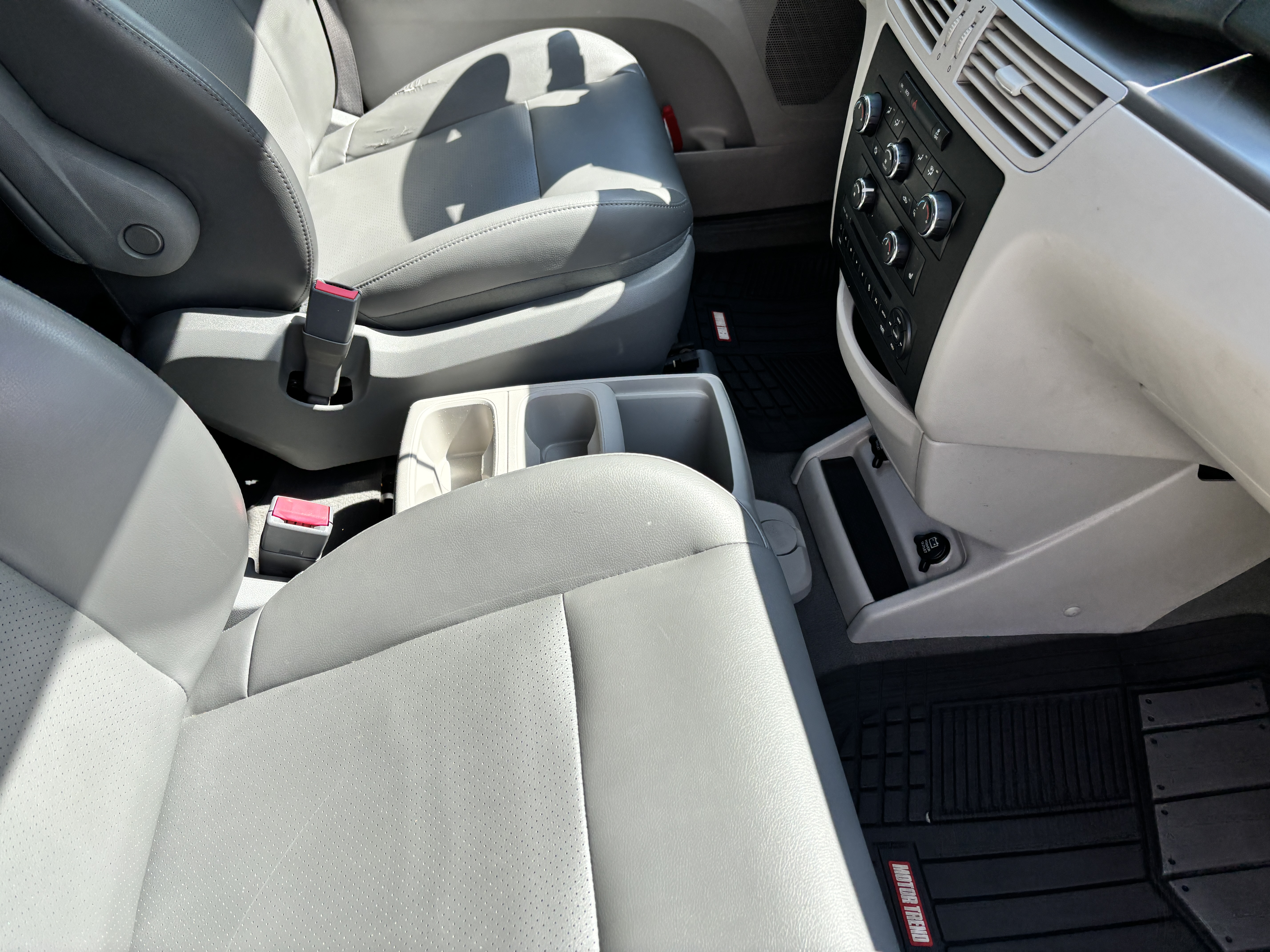 Used 2012 Volkswagen Routan SE FWD image 6