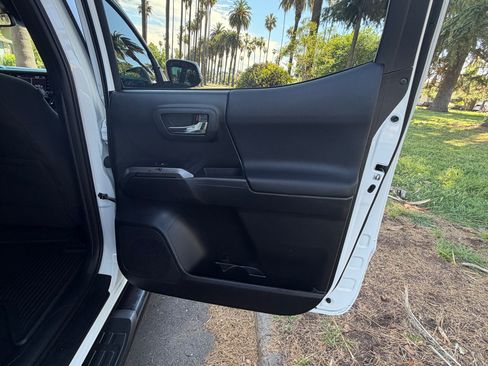Used 2020 Toyota Tacoma 4x4 Double Cab image 4