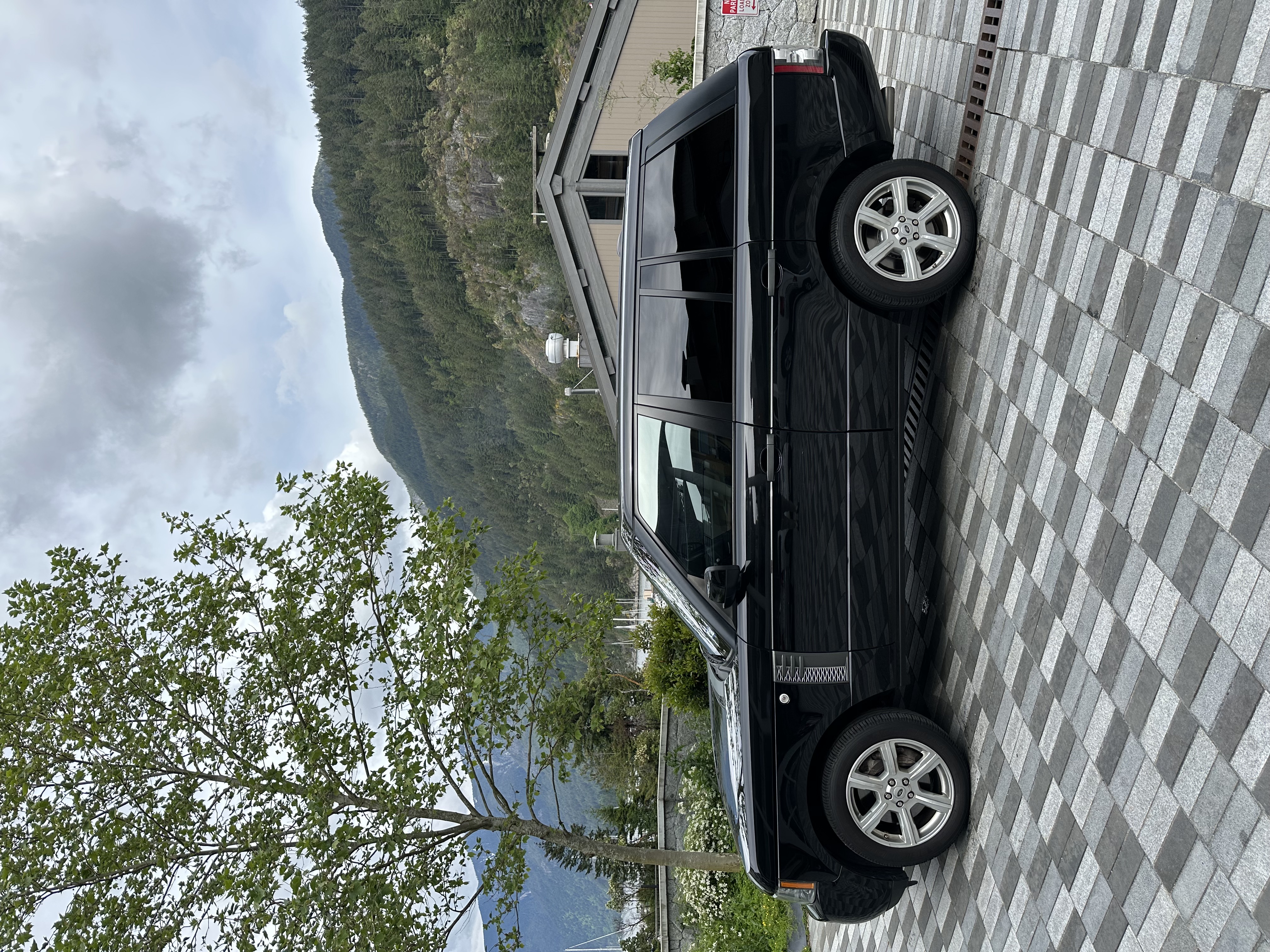Used 2011 Land Rover Range Rover Supercharged AWD/4WD image 2