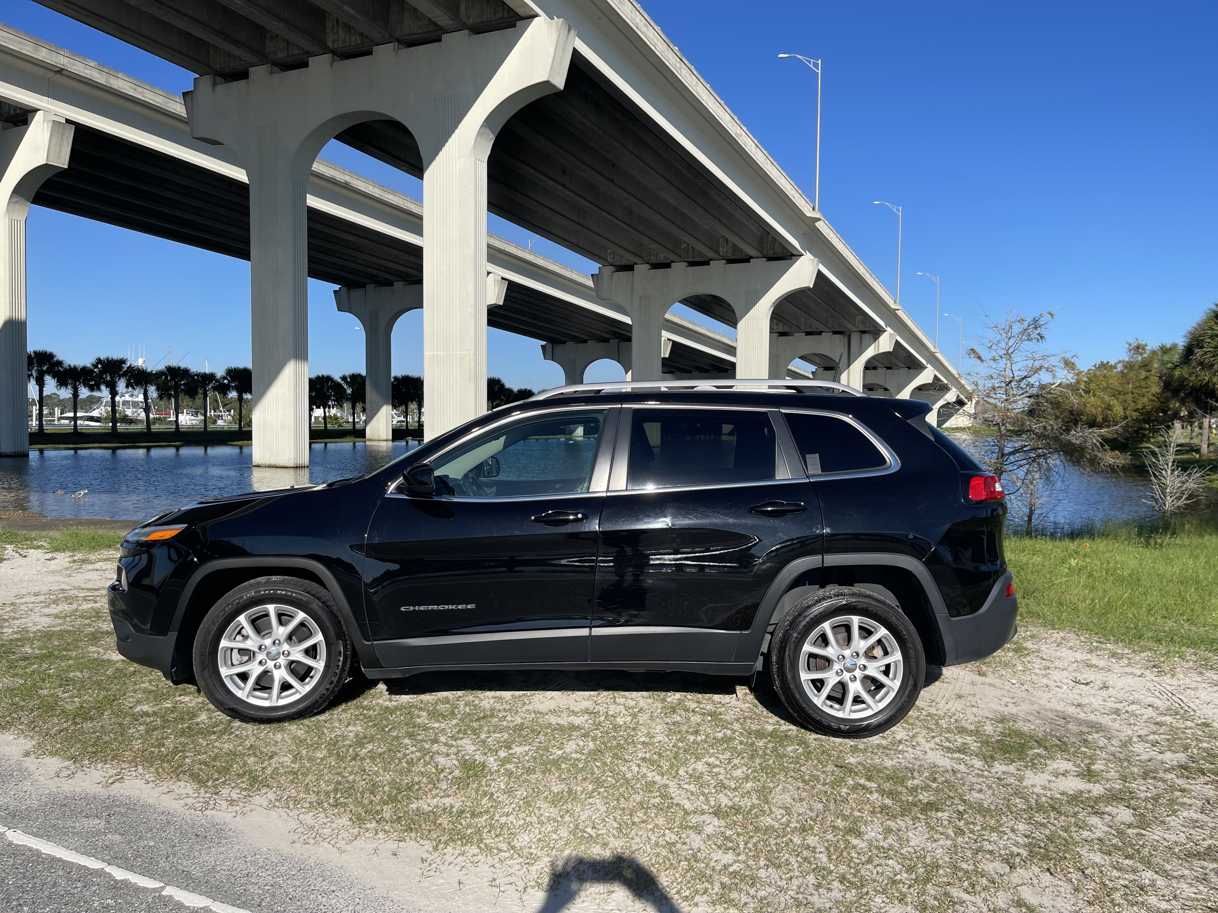 Used 2018 Jeep Cherokee Latitude w/ Cold Weather Group FWD image 4