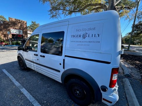 Used 2010 Ford Transit Connect XLT image 2