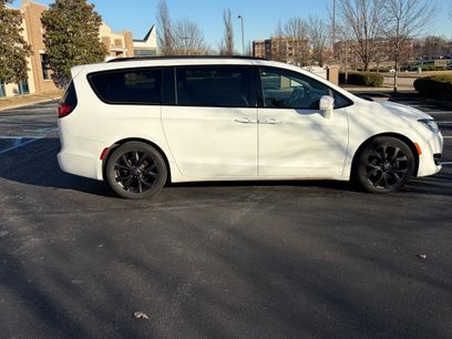 Used 2018 Chrysler Pacifica Touring-L w/ Premium Audio Group