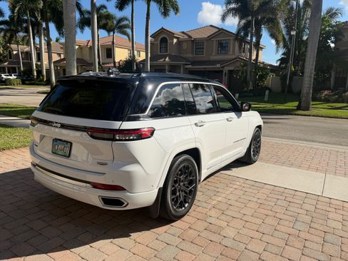 Used 2024 Jeep Grand Cherokee Summit image 10