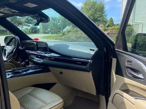 Used 2023 Cadillac Escalade ESV Premium Luxury w/ LPO, Radiant Package AWD/4WD image 15