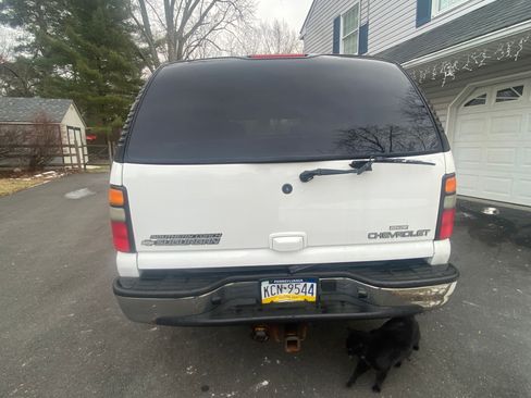 Used 2005 Chevrolet Suburban LT w/ Preferred Equipment Group image 2