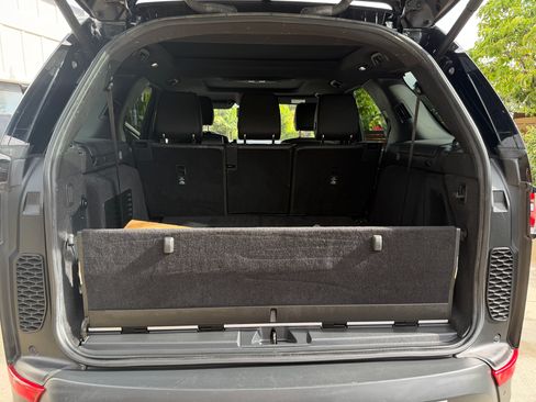 Used 2018 Land Rover Discovery HSE image 12