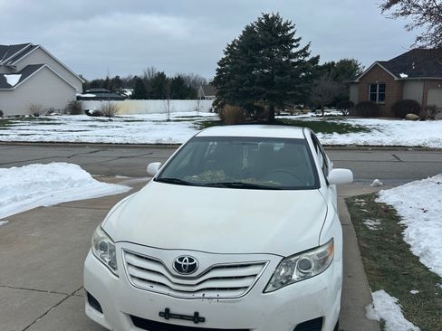 Used 2010 Toyota Camry LE image 2