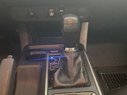 Used 2018 Toyota Tacoma SR5 RWD image 10