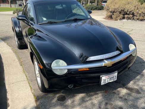 Used 2004 Chevrolet SSR w/ Preferred Equipment Group image 1