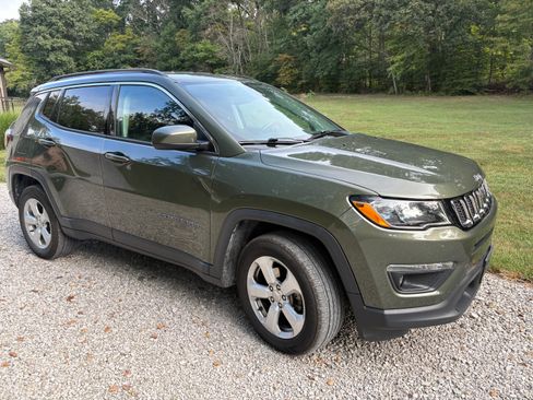 Used 2019 Jeep Compass Latitude w/ Popular Equipment Group AWD/4WD image 9