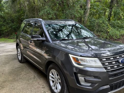 Used 2017 Ford Explorer XLT w/ Equipment Group 202A FWD image 4