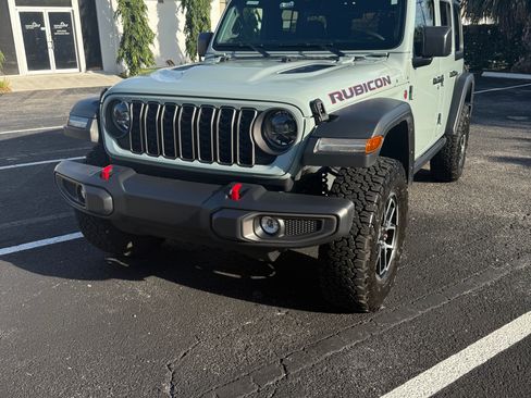 Used 2024 Jeep Wrangler Unlimited Rubicon image 2