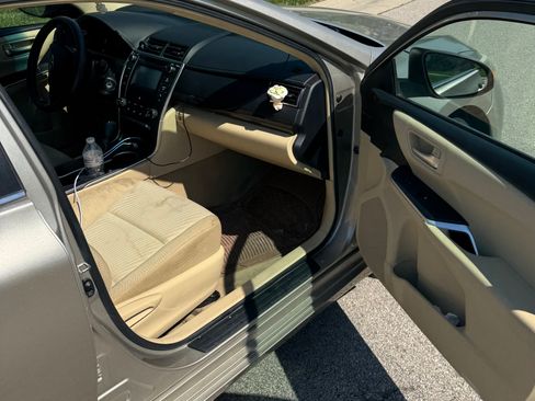 Used 2016 Toyota Camry LE image 11