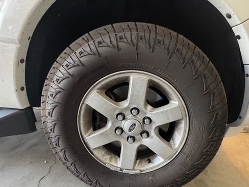 Used 2010 Ford Expedition XLT image 11