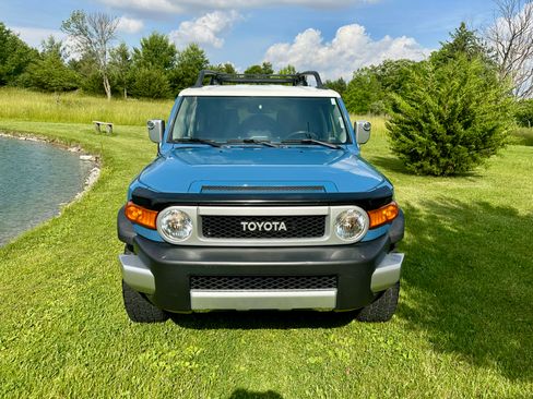 Used 2013 Toyota FJ Cruiser 4WD w/ Upgrade Pkg image 2