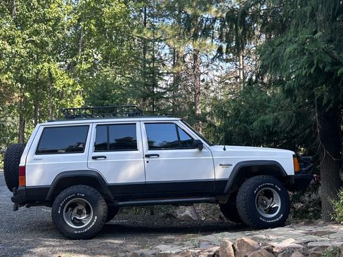 Used 1996 Jeep Cherokee 4WD 4-Door image 2